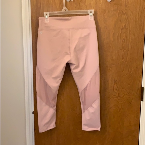 Fabletics pink Capri leggings with mesh cutouts - Picture 5 of 5